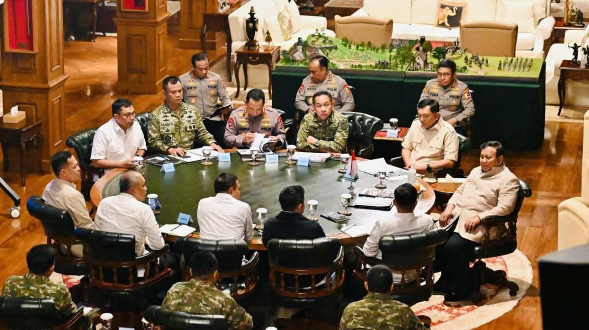 Pertemuan Penting: Panglima TNI dan Kapolri di Hadapan Presiden