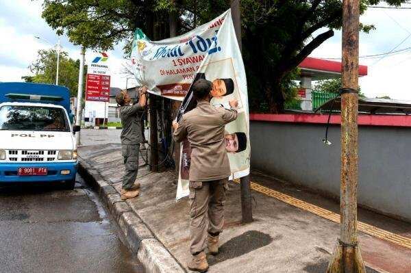 Penertiban Alat Peraga di Jakarta Utara Penertiban Alat Peraga di Jakarta Utara