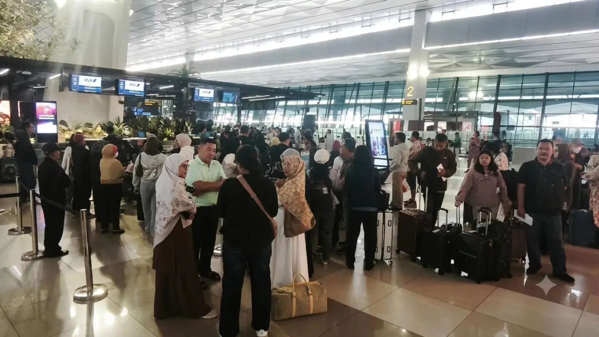 Penutupan Bandara Soekarno-Hatta Akibat Abu Vulkanik dari Gunung Anak Krakatau Penutupan Bandara Soekarno-Hatta Akibat Abu Vulkanik dari Gunung Anak Krakatau