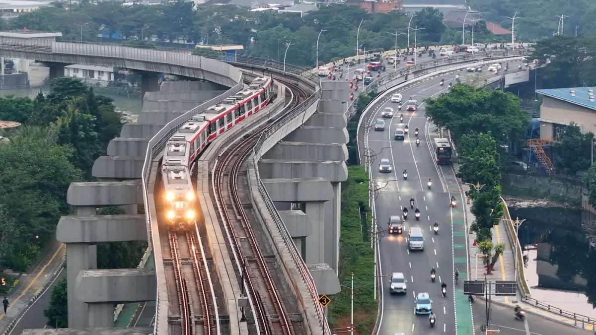 Operasional LRT Jabodebek di Tengah Guyuran Abu Vulkanik