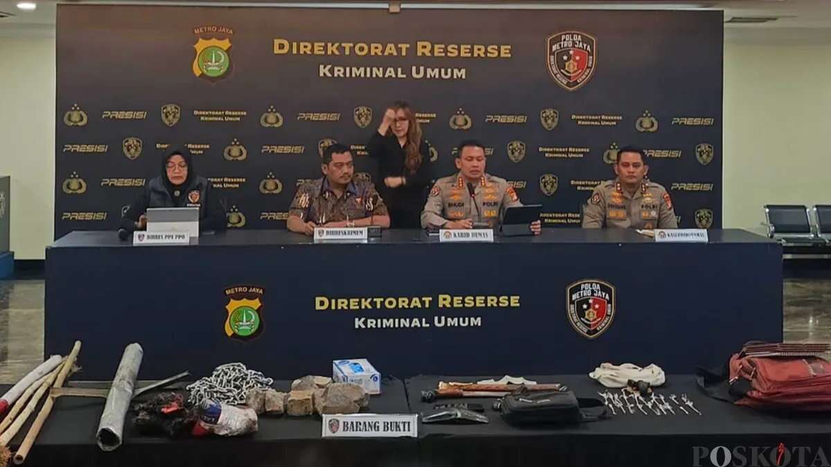 Insiden Viral Pria Diduga TNI Diamankan Saat Demonstrasi Insiden Viral Pria Diduga TNI Diamankan Saat Demonstrasi