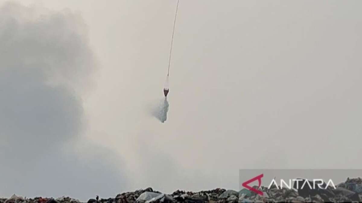 Kebakaran TPA Galuga di Bogor: Upaya Pemadaman Melalui Udara Kebakaran TPA Galuga di Bogor: Upaya Pemadaman Melalui Udara