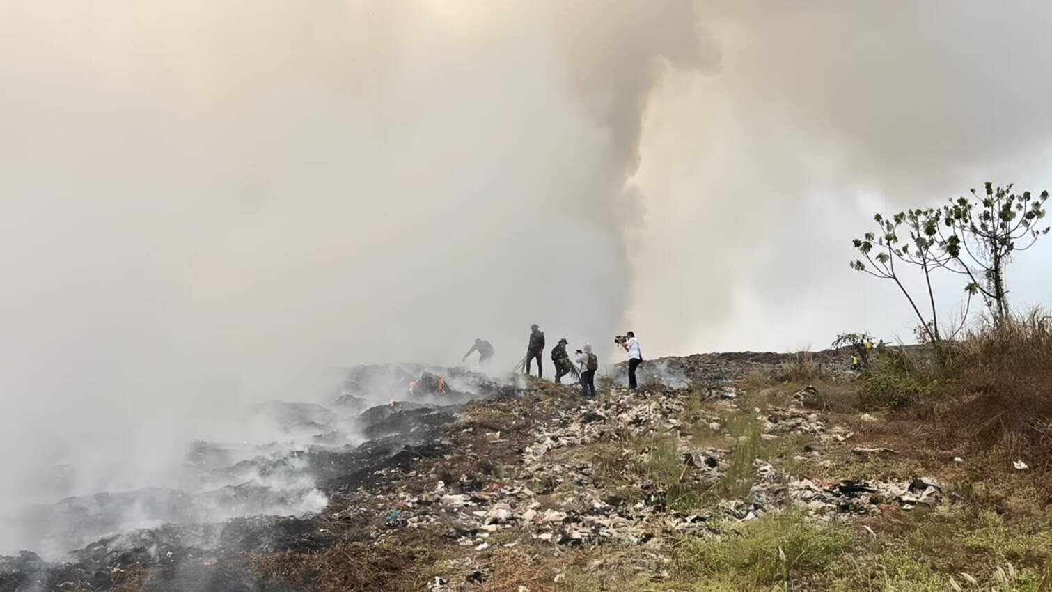 Kebakaran Meluas di TPA Galuga, Bogor: Upaya Penanggulangan Terpadu Kebakaran Meluas di TPA Galuga, Bogor: Upaya Penanggulangan Terpadu