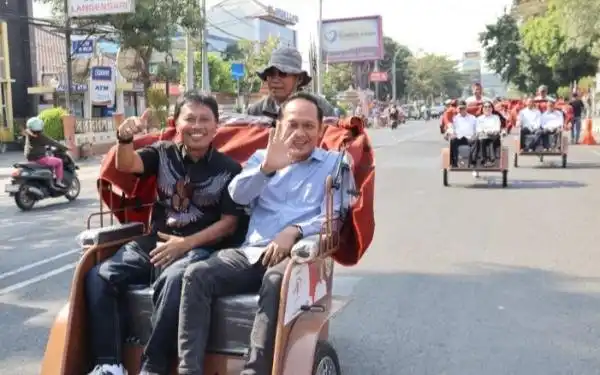 Penyerahan Bantuan 200 Becak Listrik di Cirebon