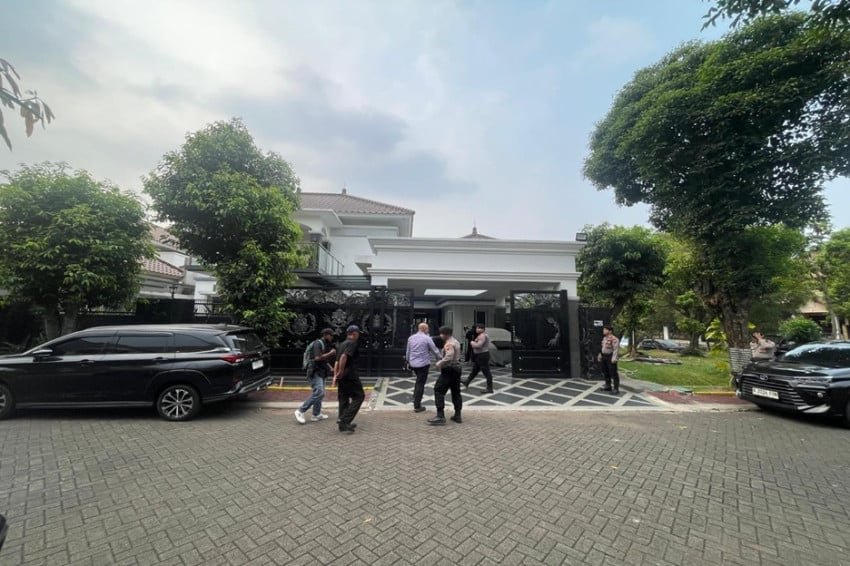 Penggeledahan KPK di Rumah Anggota Polri Terkait Suap Proyek Bekasi Penggeledahan KPK di Rumah Anggota Polri Terkait Suap Proyek Bekasi