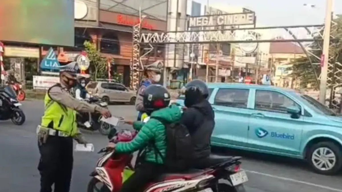 Pemberian Masker Gratis di Depok Terkait Erupsi Anak Krakatau