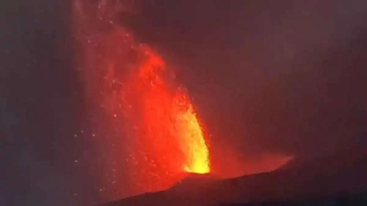 Aktivitas Erupsi Anak Krakatau: Perkembangan dan Imbasnya