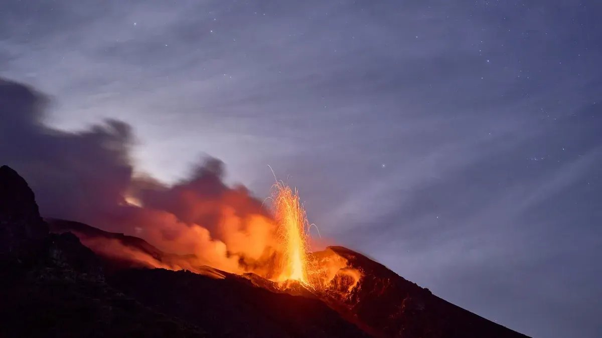 Debu Vulkanik Menghantui Jabodetabek Akibat Erupsi Anak Krakatau