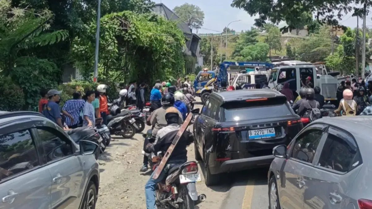 Kemacetan Lalu Lintas di KSU Depok Pasca Evakuasi Mobil Elf