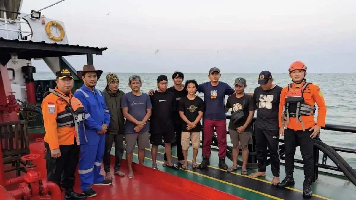 Evakuasi Menyelamatkan ABK Tugu Boat di Bawean