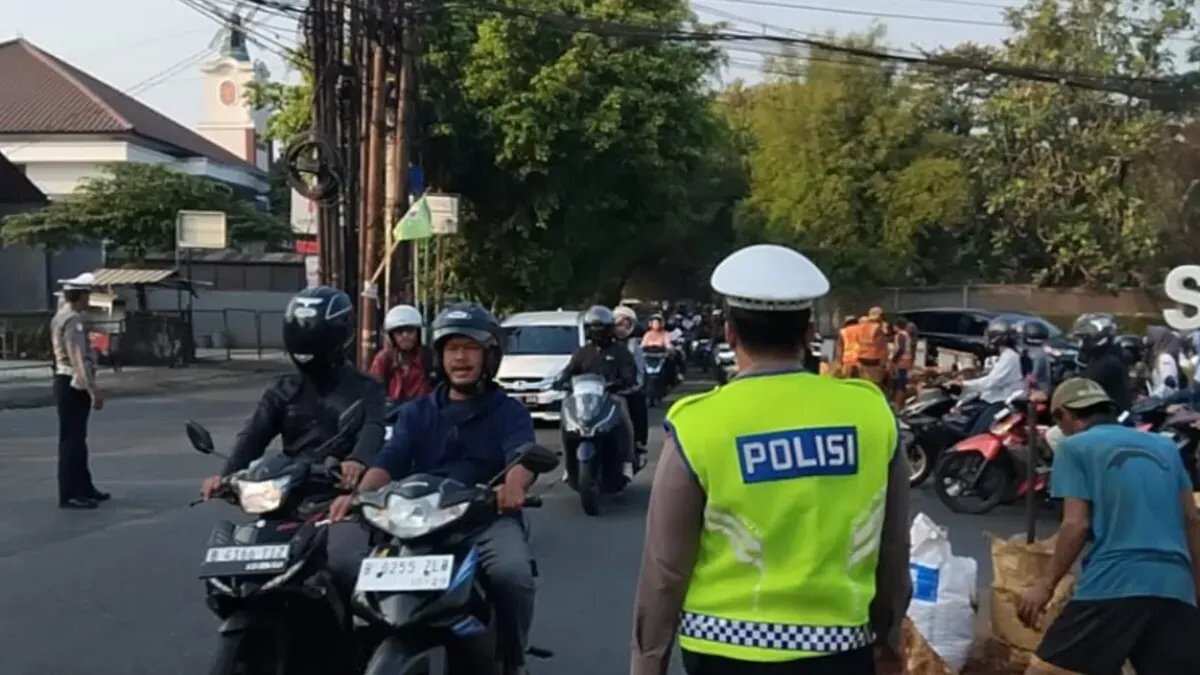 Kemacetan di Jalan Raya Cinere akibat Proyek Galian Kemacetan di Jalan Raya Cinere akibat Proyek Galian