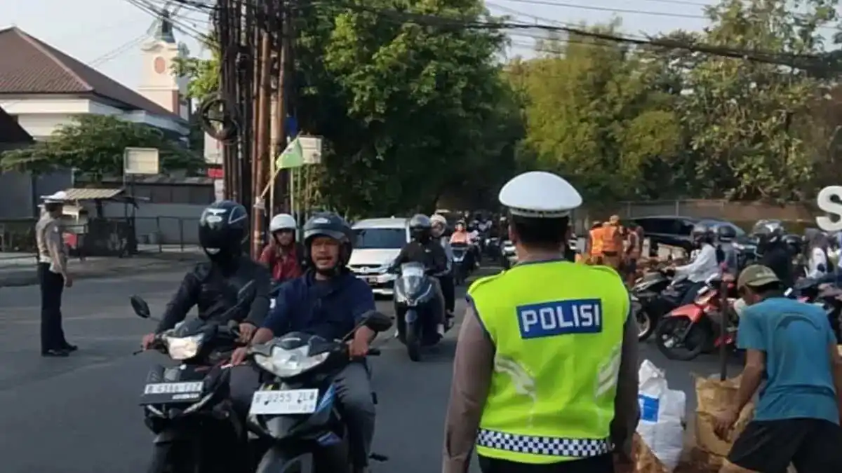 Kemacetan di Jalan Raya Cinere akibat Proyek Galian Kemacetan di Jalan Raya Cinere akibat Proyek Galian