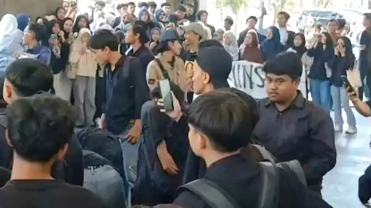 Protes Mahasiswa UINSA Tolak Pelantikan Rektor Baru Protes Mahasiswa UINSA Tolak Pelantikan Rektor Baru