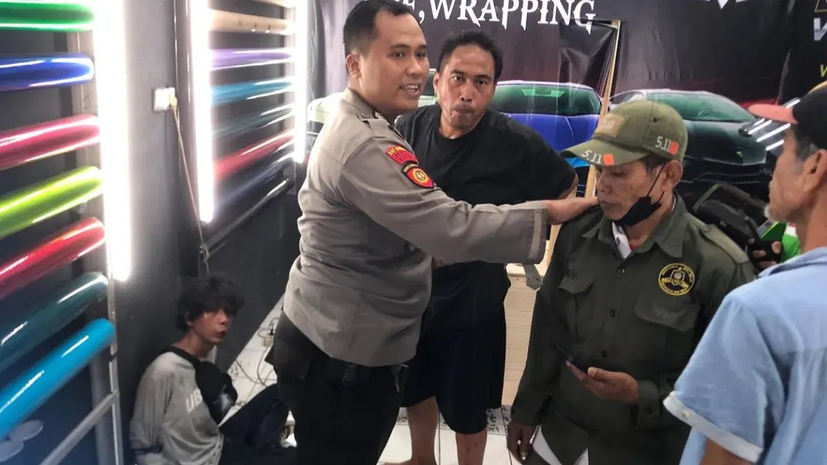 Amukan Massa Akhiri Aksi Pencurian Sepeda Motor di Cipayung Amukan Massa Akhiri Aksi Pencurian Sepeda Motor di Cipayung