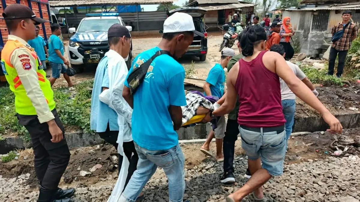 Duka Seorang Sopir Ayam yang Kehilangan Nyawa di Rel Kereta Duka Seorang Sopir Ayam yang Kehilangan Nyawa di Rel Kereta