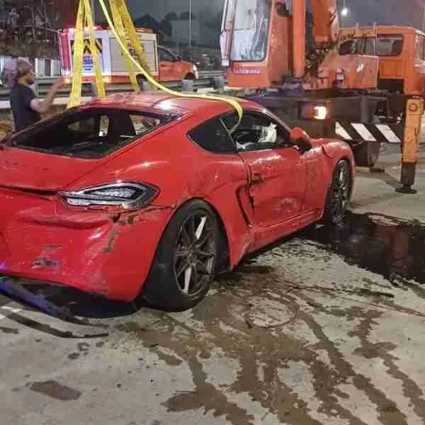 Kecelakaan Mengerikan Mobil Sport di Tol Desari
