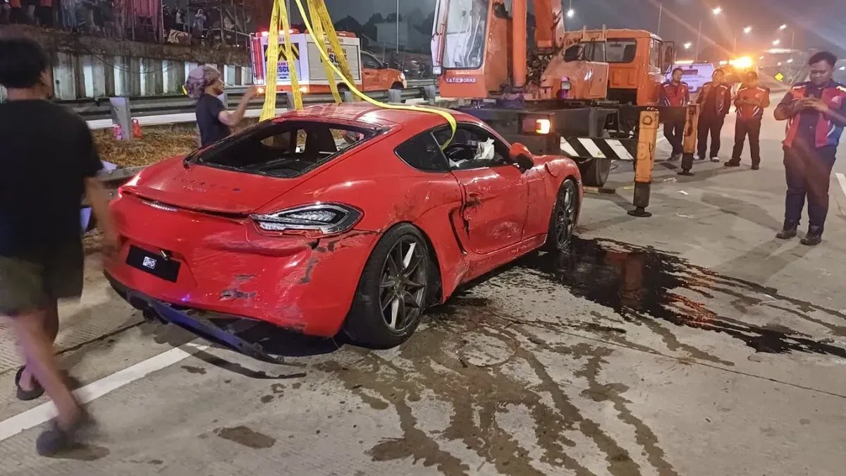 Kecelakaan Mengerikan Mobil Sport di Tol Desari