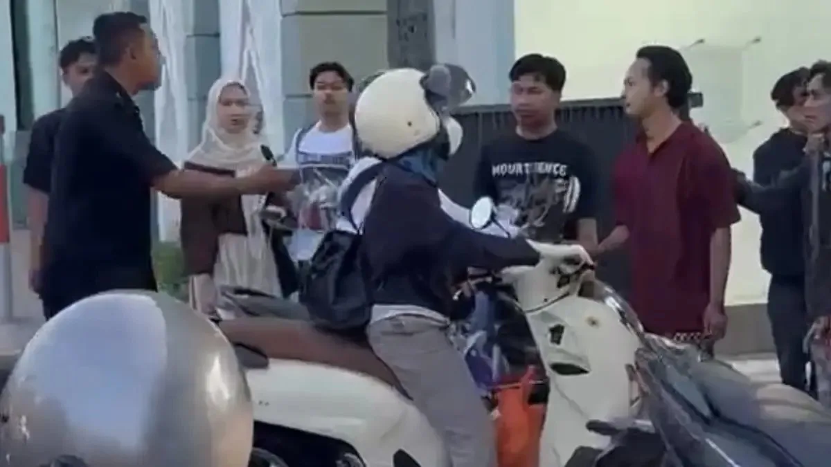 Aksi Protes Mahasiswa UINSA: Gerbang Utama Terkunci