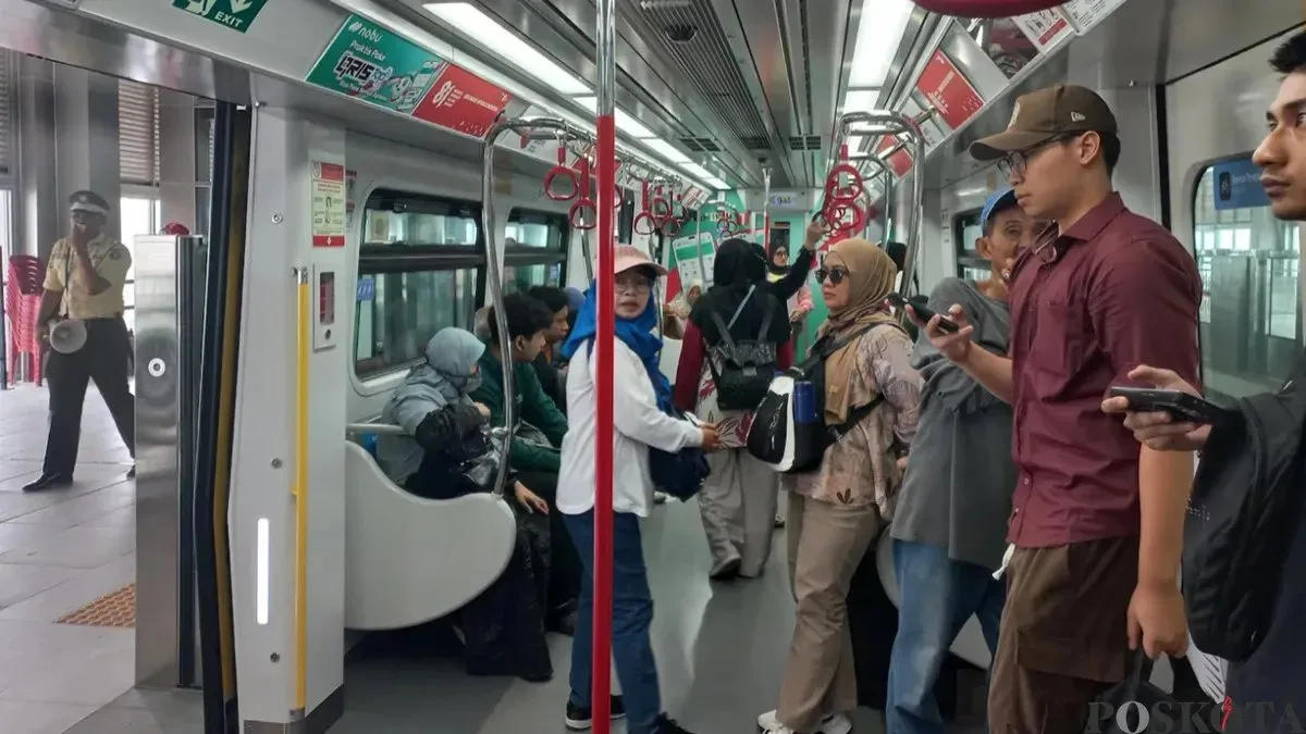 Antusias Warga Menikmati Tarif Promo LRT Jakarta