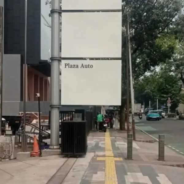 Pembersihan Reklame di Trotoar Jalan Senopati