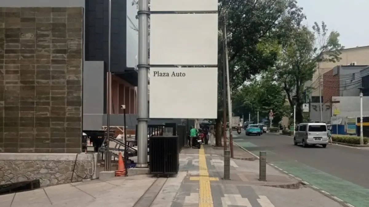 Pembersihan Reklame di Trotoar Jalan Senopati