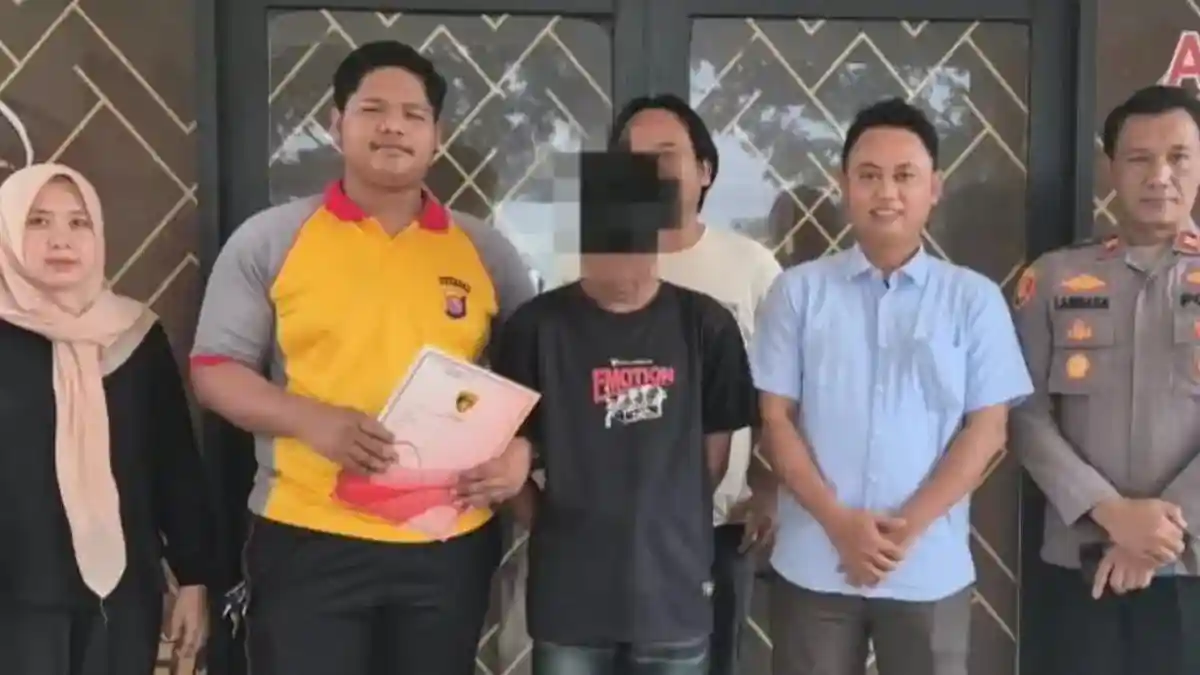 Proses Penyerahan Diri Tersangka Kasus Pelecehan Seksual di Serang