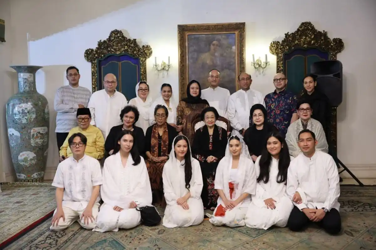 Momen Khidmat Tahlilan untuk Guruh Soekarnoputra