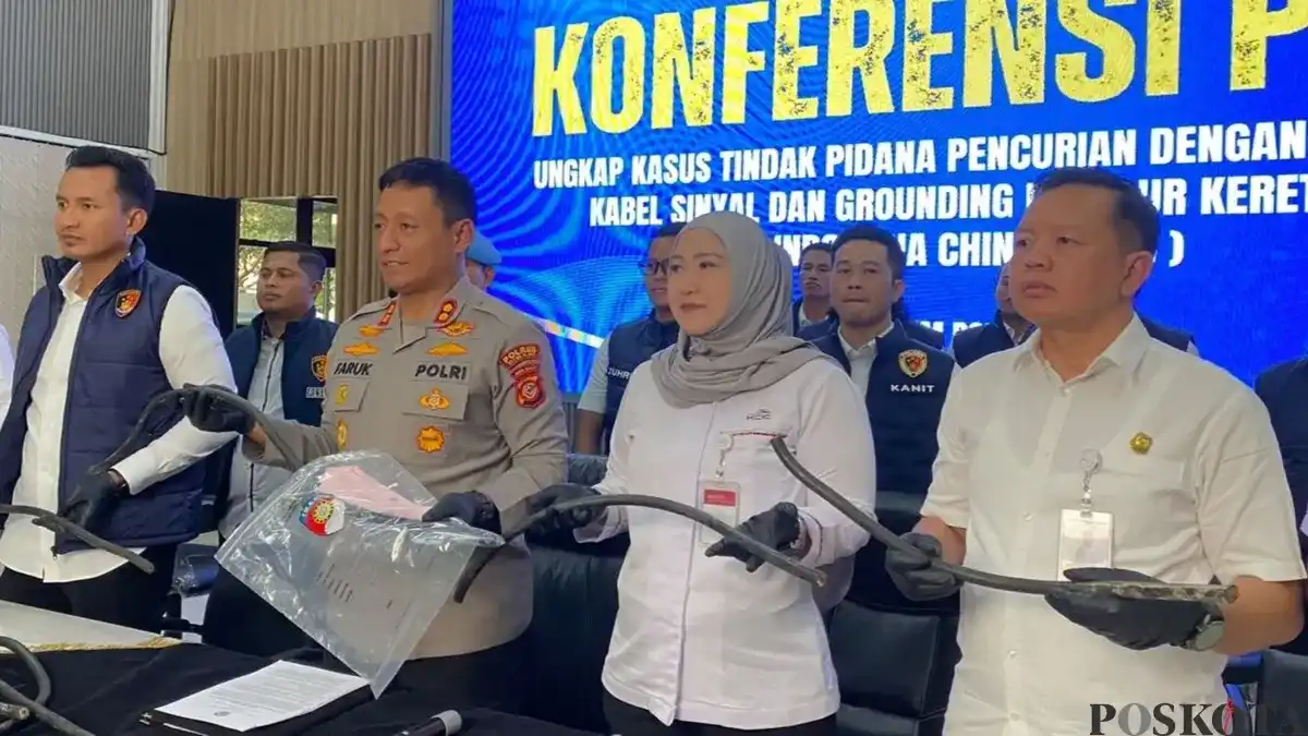 Komplotan Pencuri Kabel Sinyal Whoosh Dibekuk Polisi di Cimahi Komplotan Pencuri Kabel Sinyal Whoosh Dibekuk Polisi di Cimahi
