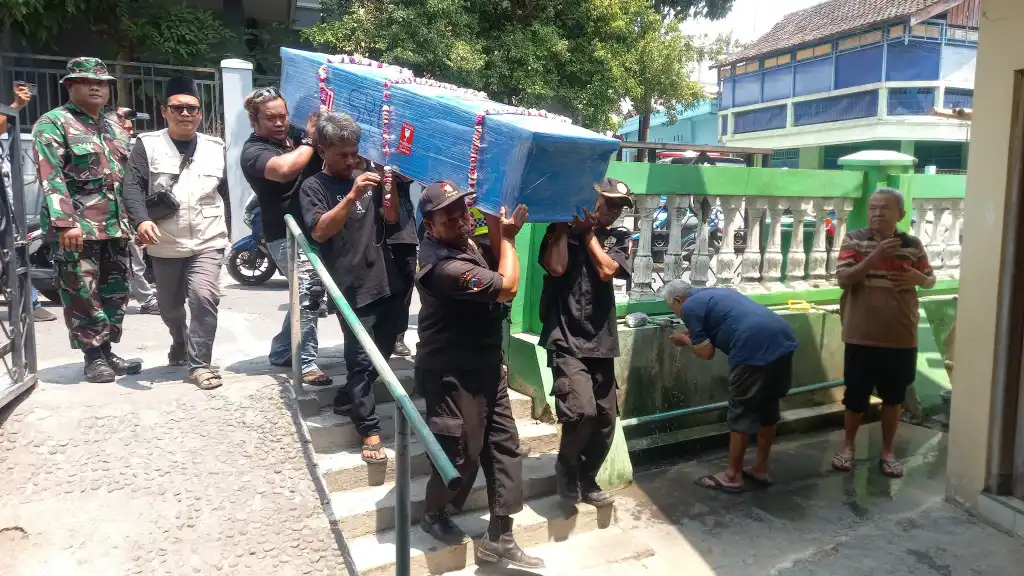 Jenazah Guntur Aji Pangestu Tiba di Solo Setelah Evakuasi KM Virgo Transport 8