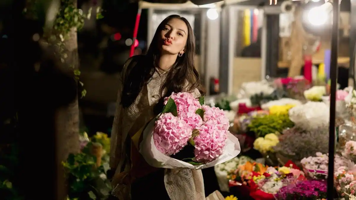 Raline Shah Bagikan Momen di Toko Bunga Milan Sambil Mengajak Pengikut Peduli Alam