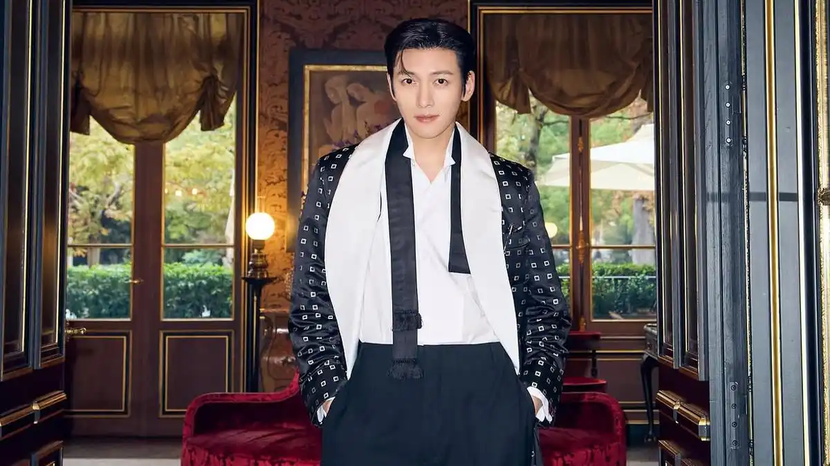 Ji Chang Wook Tampil Elegan di Peragaan Tom Ford pada Paris Fashion Week