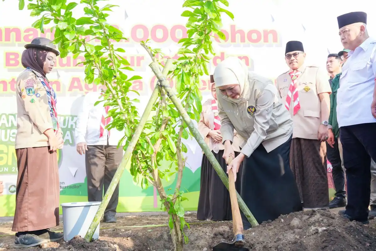 Khofifah Dorong Santri Pramuka Jadikan Menanam Pohon sebagai Kebiasaan Khofifah Dorong Santri Pramuka Jadikan Menanam Pohon sebagai Kebiasaan