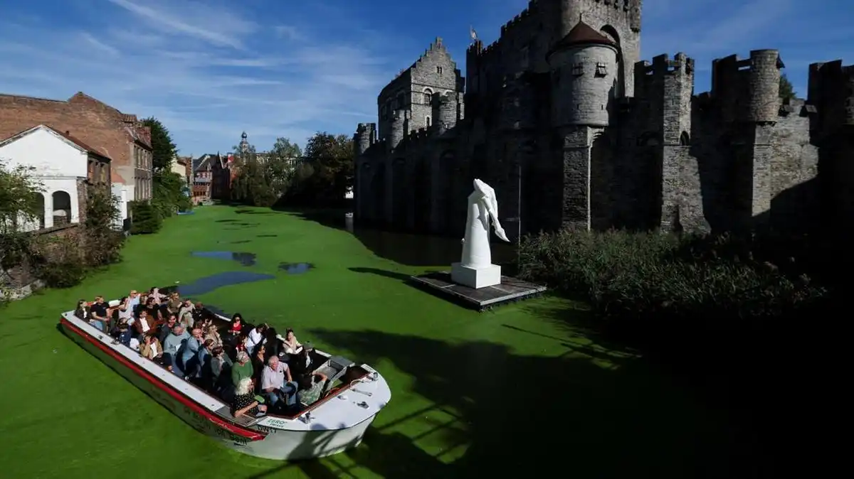 Kanal Bersejarah di Ghent Berubah Hijau akibat Cuaca Panas Ekstrem Kanal Bersejarah di Ghent Berubah Hijau akibat Cuaca Panas Ekstrem