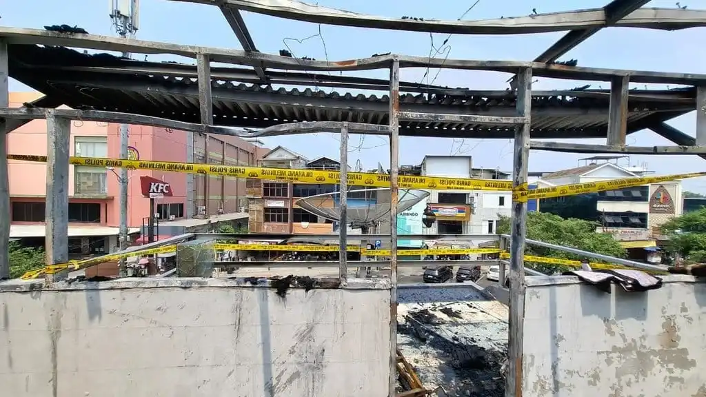 Kebakaran Melanda Rumah Makan di Rawamangun, Empat Karyawan Alami Luka Bakar Berat Kebakaran Melanda Rumah Makan di Rawamangun, Empat Karyawan Alami Luka Bakar Berat