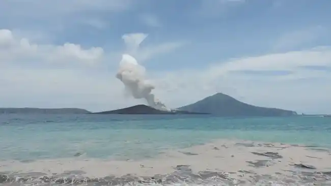 Anak Krakatau Naik ke Level Siaga Setelah 14 Erupsi dalam Empat Hari