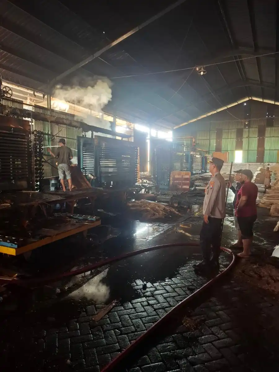 Kebakaran Melanda Pabrik Furnitur di Beji Pasuruan, Mesin Press Diduga Overheat