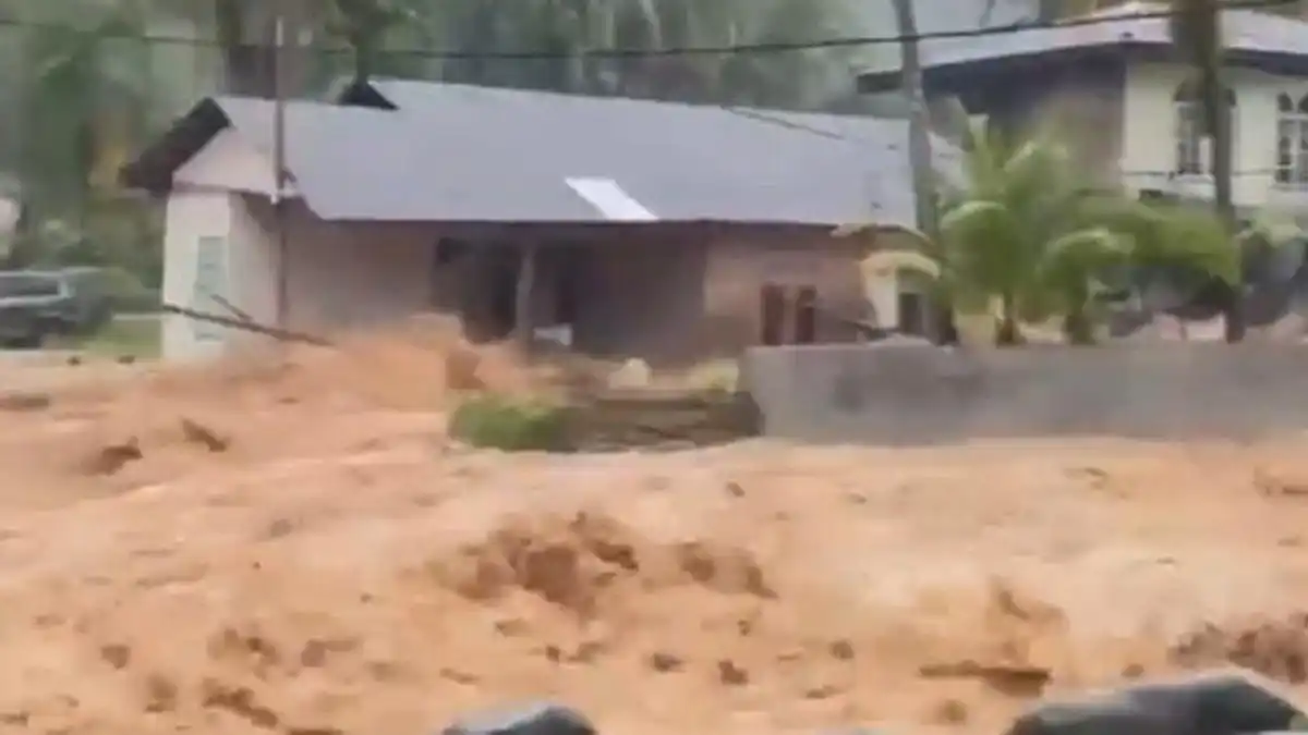 Hujan Ekstrem Picu Banjir di Sejumlah Wilayah Kota Padang Hujan Ekstrem Picu Banjir di Sejumlah Wilayah Kota Padang