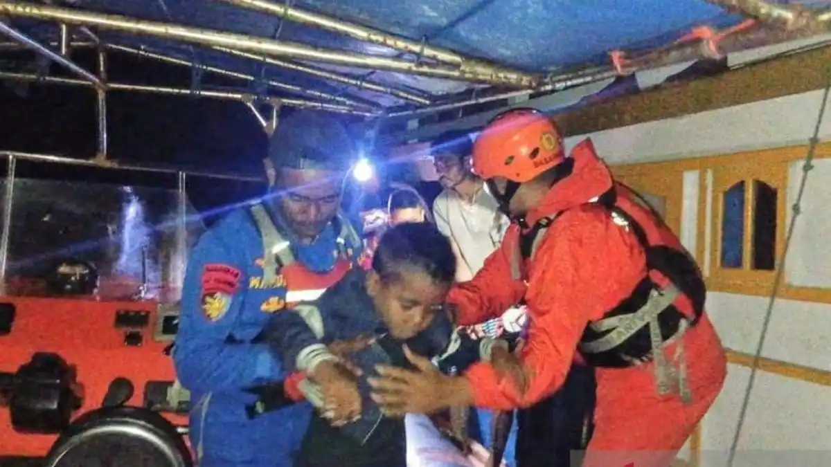 Cerita Penyelamatan Penumpang Kapal Terombang-ambing di Laut Aru Cerita Penyelamatan Penumpang Kapal Terombang-ambing di Laut Aru