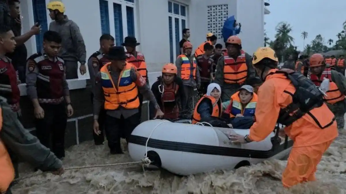 Puluhan Warga Koto Tangah Diselamatkan dari Banjir Deras di Padang