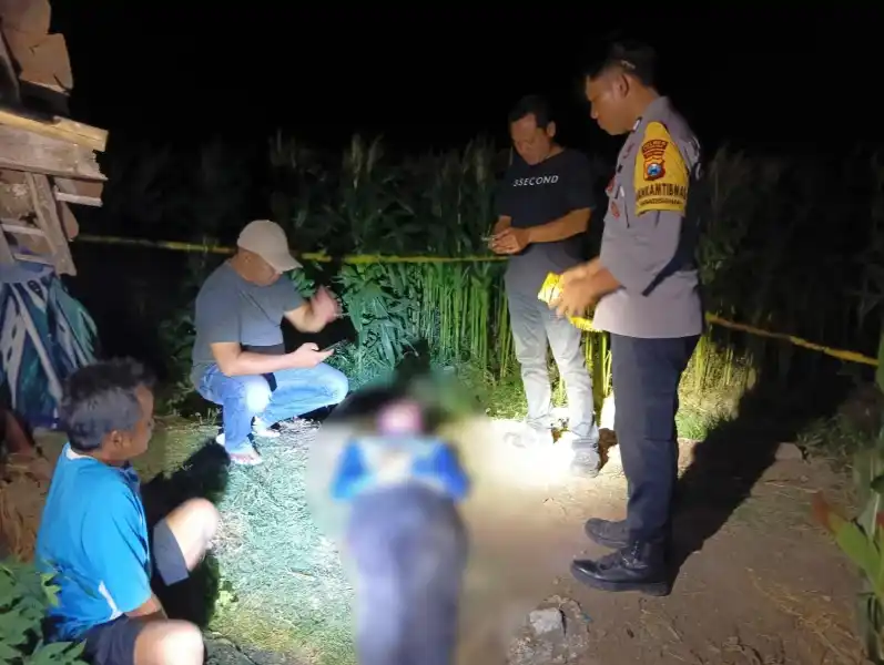 Di lokasi itu, Misradi ditemukan dalam posisi terlentang di dekat tumpukan rumput
