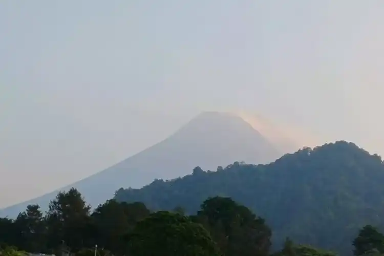 Merapi Catat Tiga Guguran Lava hingga 1,8 Kilometer, Warga Diimbau Menjauhi Zona Bahaya