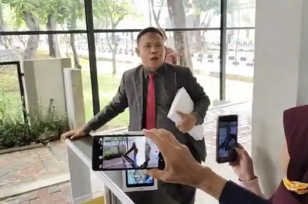Rombongan Ahmad Khozinudin Sempat Tertahan Saat Membawa Desakan Pemakzulan Gibran ke DPR