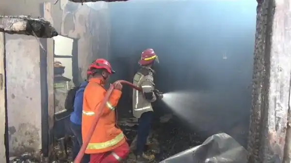 Gudang Perlengkapan Dekorasi Pernikahan di Purwakarta Ludes Terbakar