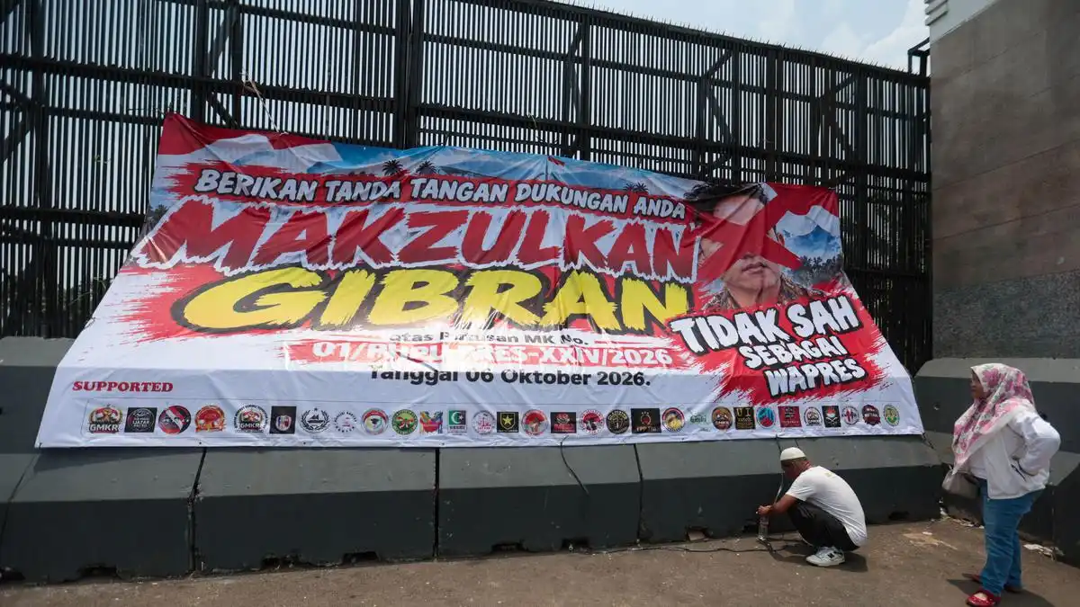 KNPRI Bentangkan Spanduk Raksasa dan Galang Dukungan Pemakzulan Gibran