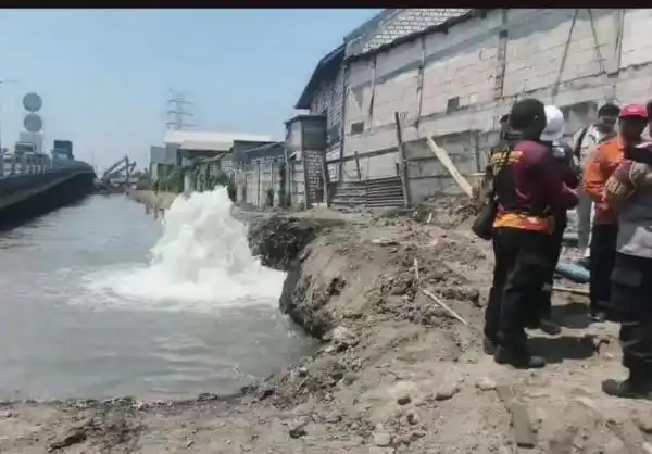 Semburan Lumpur di Dupak Rukun Surabaya Ternyata Dipicu Kebocoran Pipa Proyek