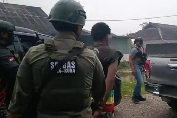 Dua Anggota KKB Ditangkap di Yahukimo, Polisi Ungkap Keterlibatan dalam Sejumlah Pembunuhan Dua Anggota KKB Ditangkap di Yahukimo, Polisi Ungkap Keterlibatan dalam Sejumlah Pembunuhan
