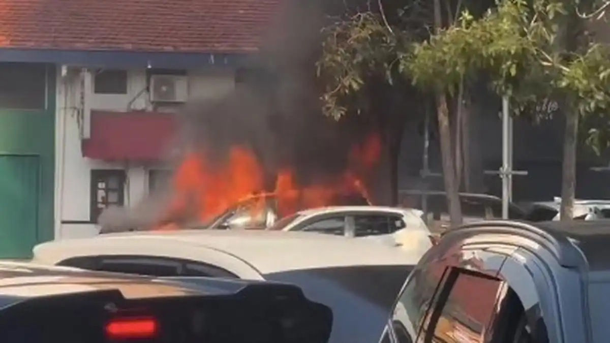 Mobil Listrik Terbakar di Tebet, Petugas Kerahkan Enam Unit Pemadam