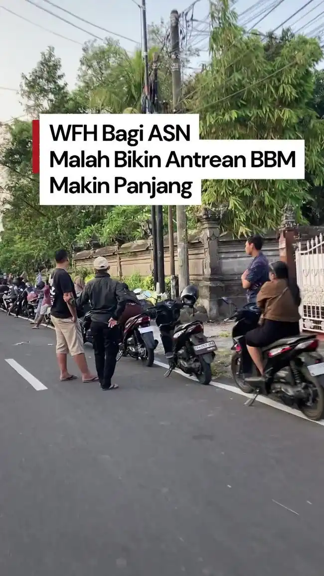 Antrean BBM Mengular di Klungkung saat WFH dan Sekolah Daring Diterapkan Antrean BBM Mengular di Klungkung saat WFH dan Sekolah Daring Diterapkan