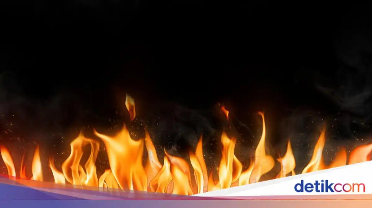 Pemadaman Gudang Barang Retur di Sepatan Berlangsung hingga 12 Jam Pemadaman Gudang Barang Retur di Sepatan Berlangsung hingga 12 Jam