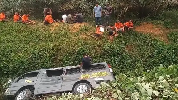 Mobil Tahanan Polres Labuhanbatu Masuk Parit Usai Tabrak Truk di Jalinsum